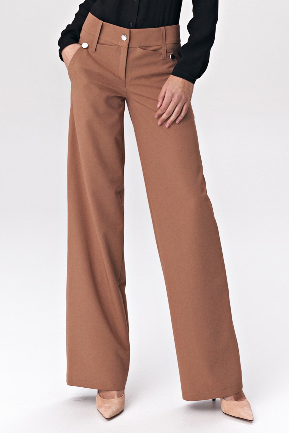 868903